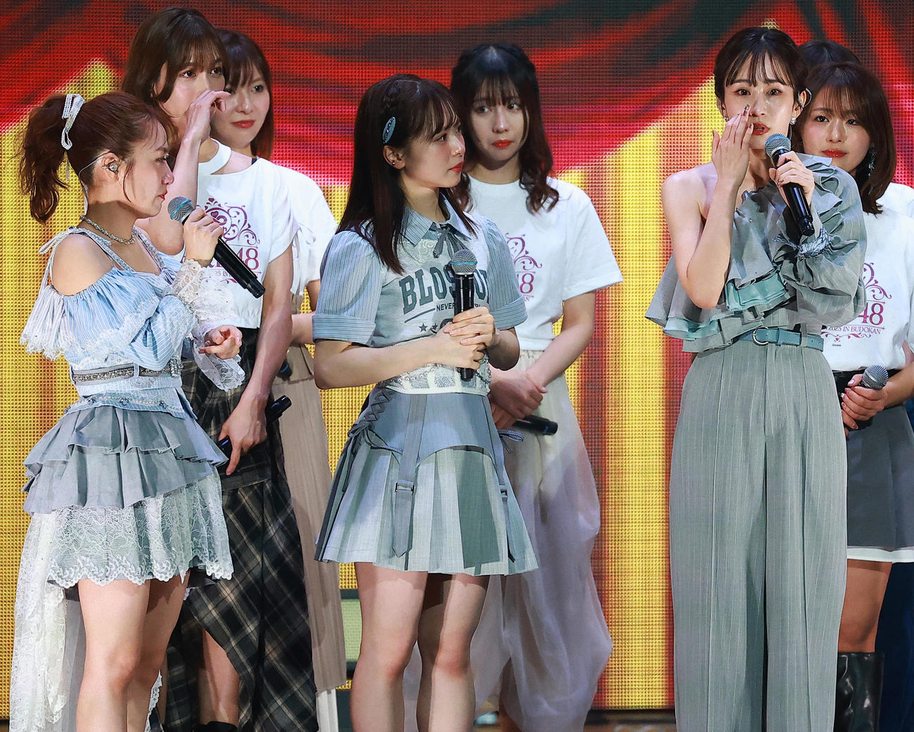 20周年記念コンサート涙であいさつする前田敦子（右端）。中央は倉野尾成美、左端は高橋みなみ（撮影・中島郁夫）