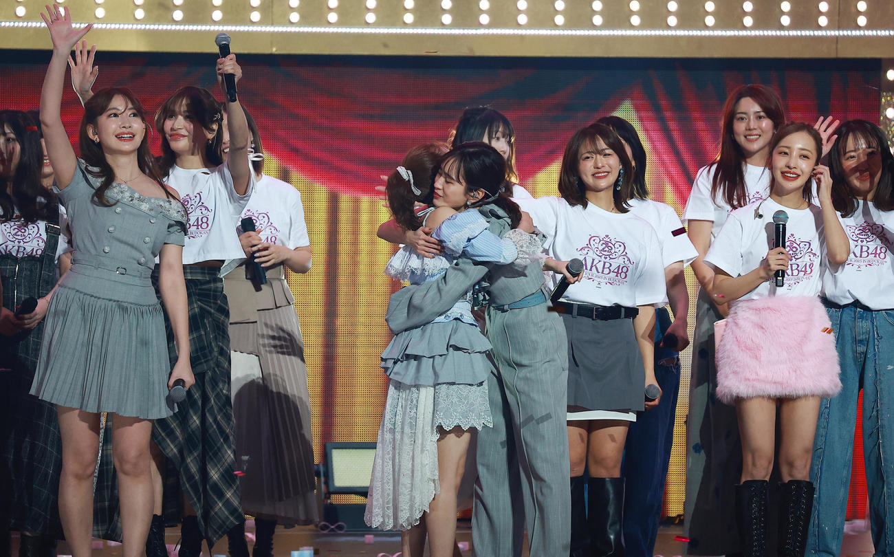20周年記念コンサートを終えしっかりと抱き合う高橋みなみ（中央左）と前田敦子（撮影・中島郁夫）
