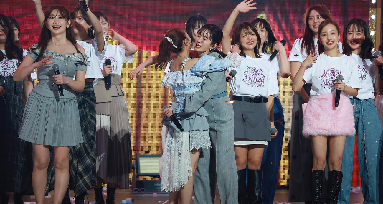 20周年記念コンサートを終えしっかりと抱き合う高橋みなみ（中央左）と前田敦子（撮影・中島郁夫）