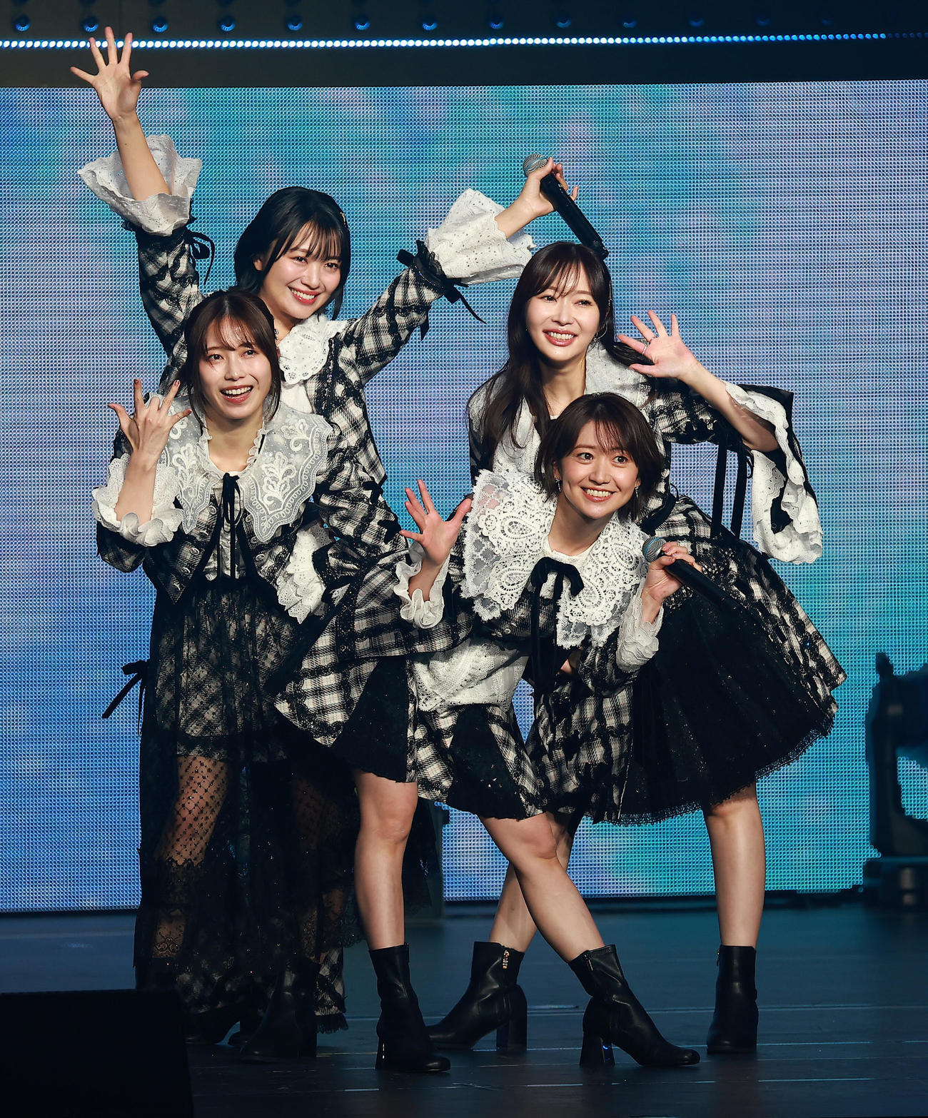 Not yet。前列左から横山由依、大島優子、後列左から北原里英、指原莉乃（撮影・中島郁夫）