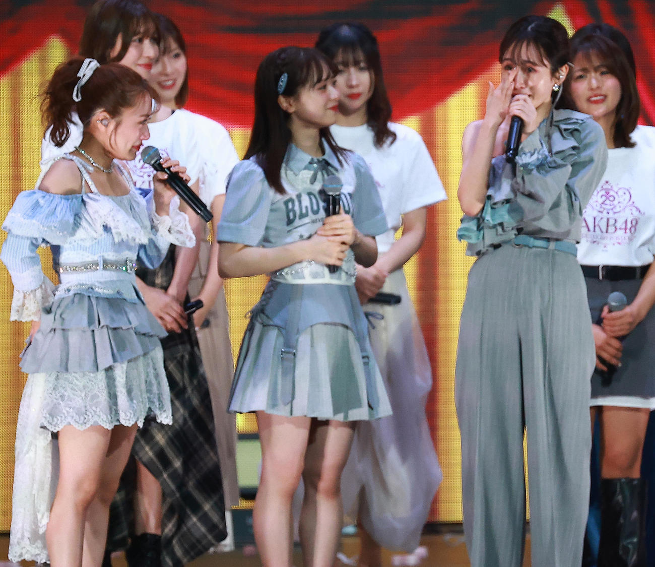 20周年記念コンサート涙であいさつする前田敦子（右端）。中央は倉野尾成美、左端は高橋みなみ（撮影・中島郁夫）