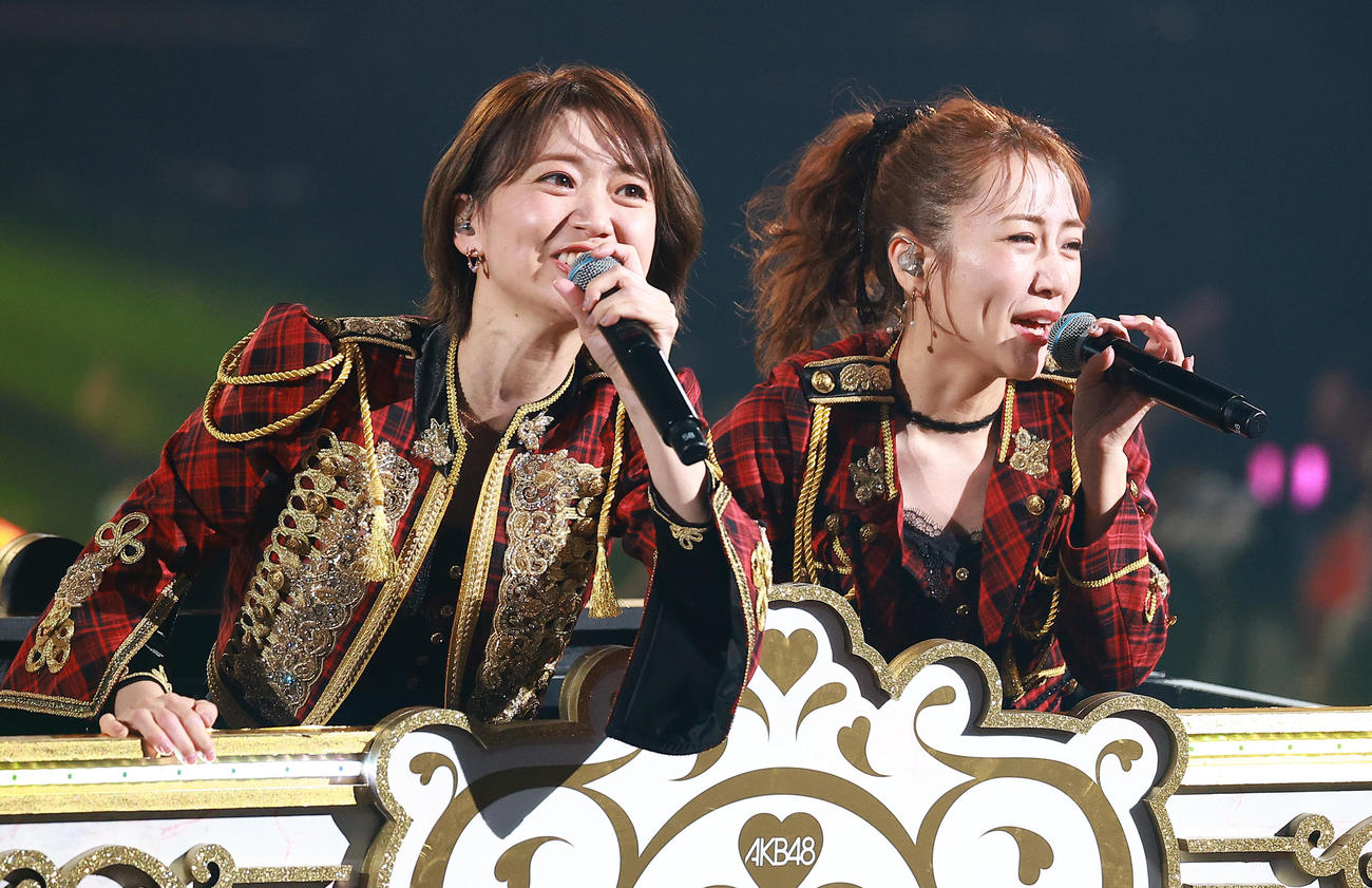 熱唱する大島優子（左）と高橋みなみ（撮影・中島郁夫）