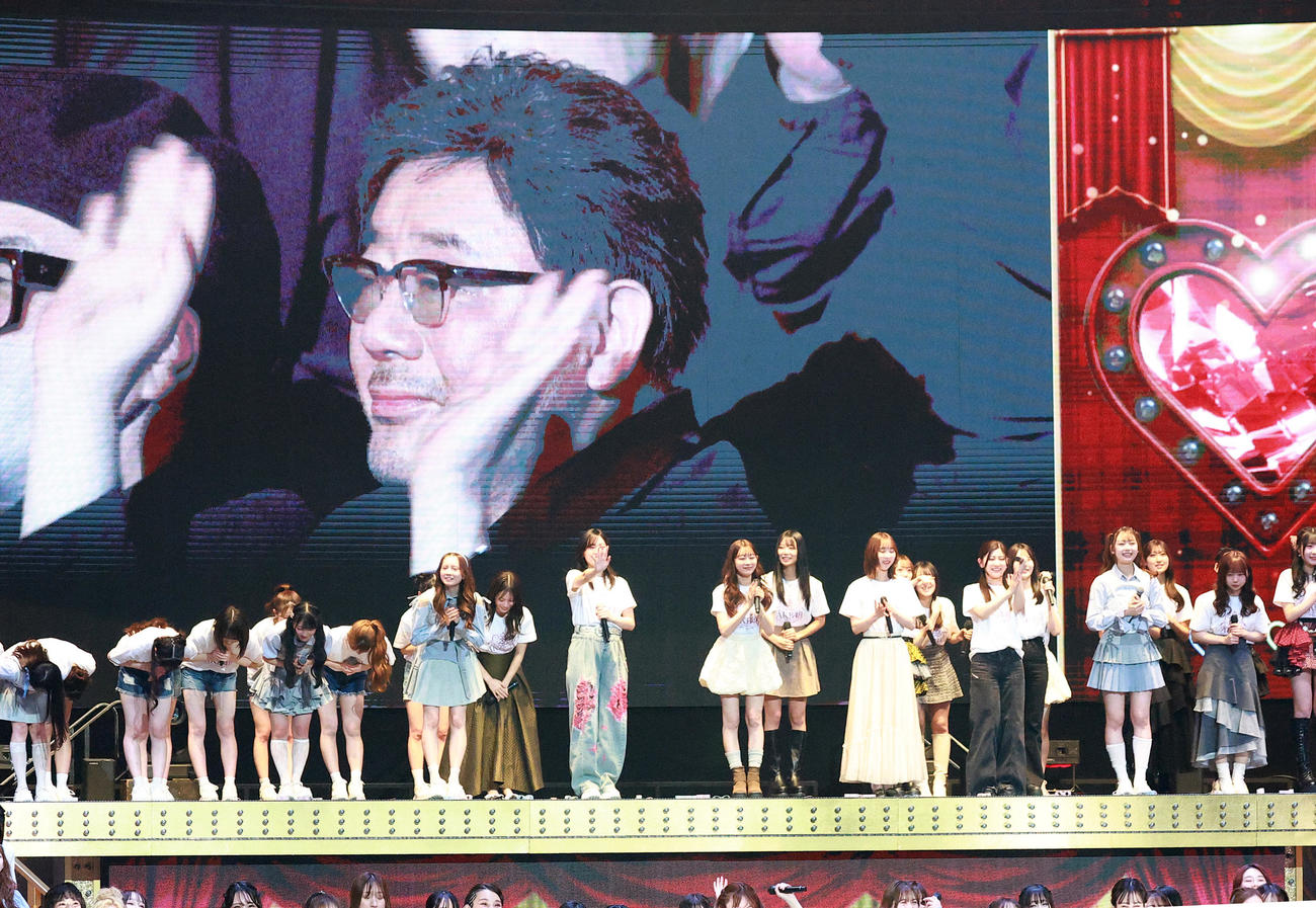 ビジョンに映し出された秋元康氏（撮影・中島郁夫）