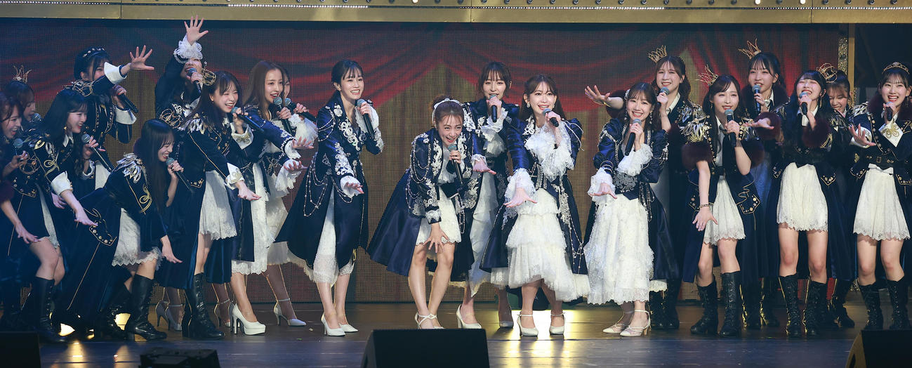 高橋みなみ（中央）のかけ声で「AKB48」と叫ぶメンバーたち（撮影・中島郁夫）