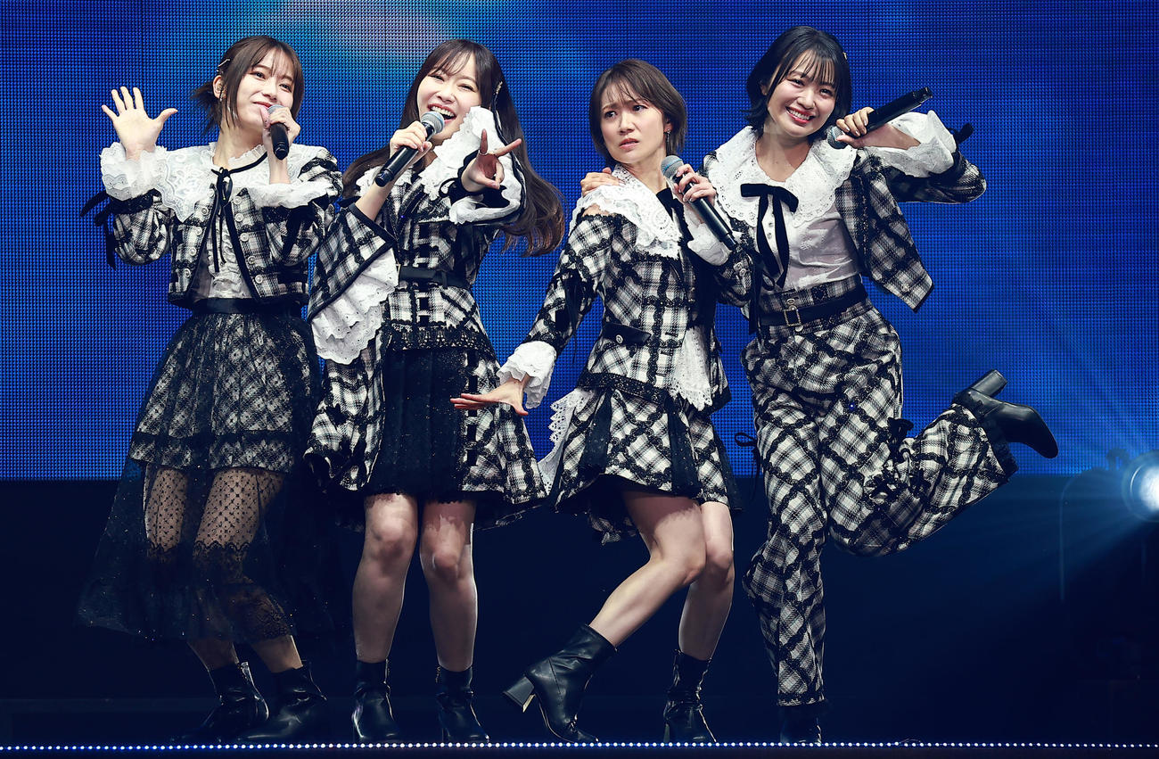 Not yetの、左から横山由依、指原莉乃、大島優子、北原里英（撮影・中島郁夫）