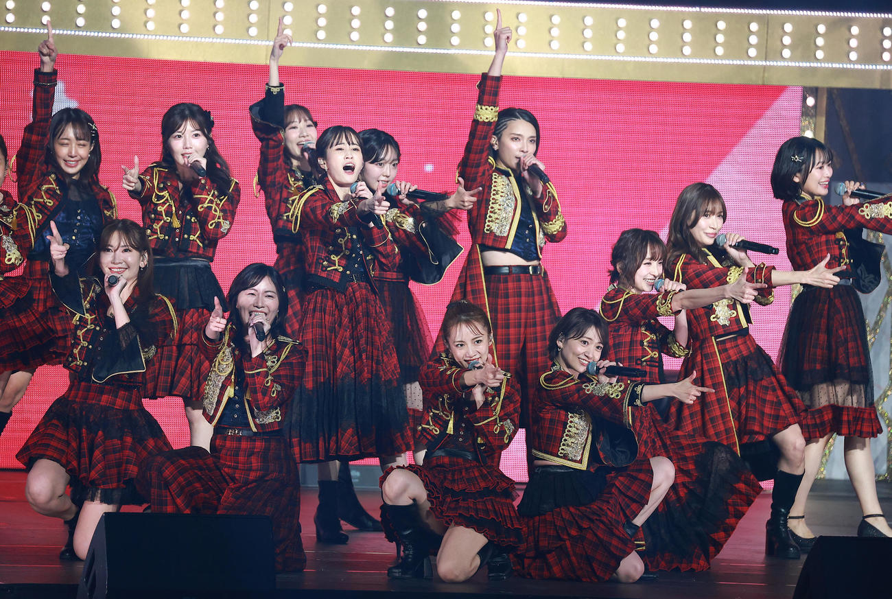 20周年記念コンサートで盛り上がるAKB48OGたち（撮影・中島郁夫）