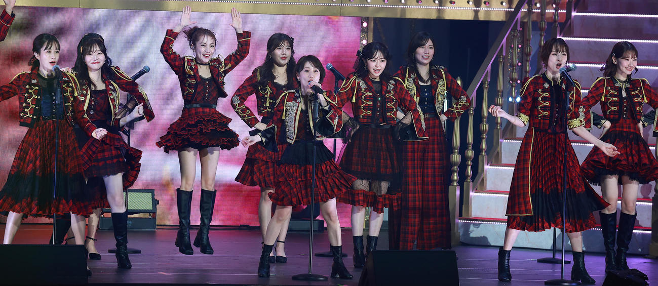 「ヘビーローテーション」で盛り上がるAKB48卒業生たち（撮影・中島郁夫）