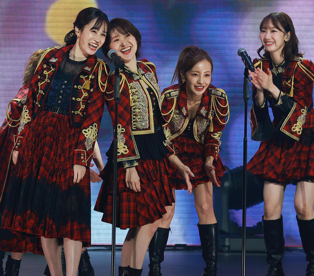 「ヘビーローテーション」で盛り上がる、左から前田敦子、大島優子、板野友美、柏木由紀（撮影・中島郁夫）