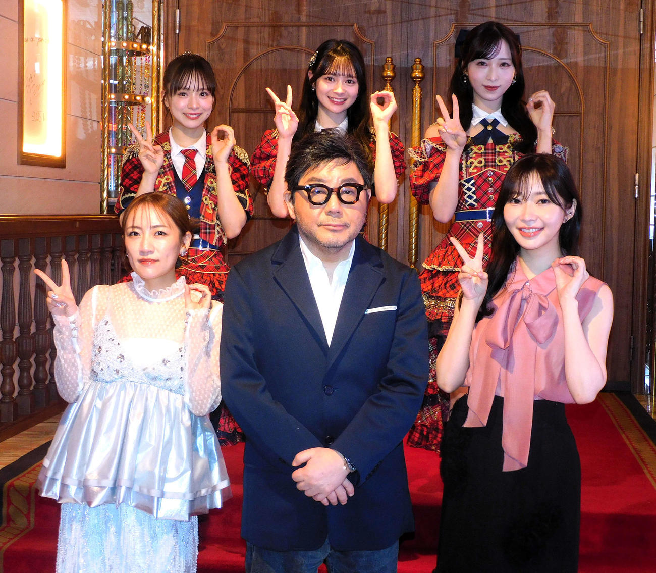 AKB48劇場で取材に応じた、前列左から高橋みなみ、秋元康氏、指原莉乃、後列左から倉野尾成美、伊藤百花、小栗有以（撮影・寺本吏輝）