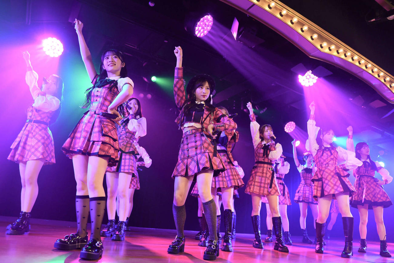 20周年記念の劇場公演を行ったAKB48（C）AKB48