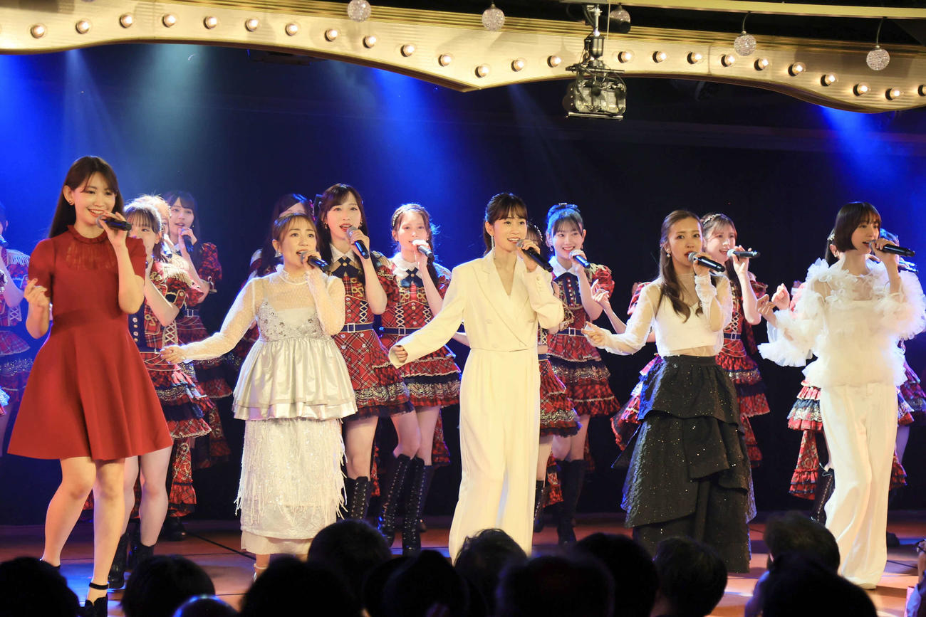 20周年記念の劇場公演を行ったAKB48とOGメンバー（C）AKB48