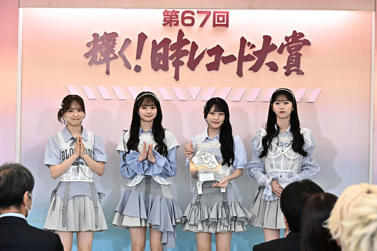 表彰式に参加したAKB48、左から倉野尾成美、伊藤百花、佐藤綺星、八木愛月