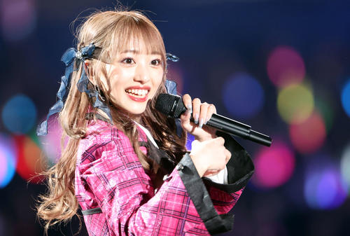 27歳AKB「勝手に平成ギャルしてた」白Tショートパンツのへそ出し