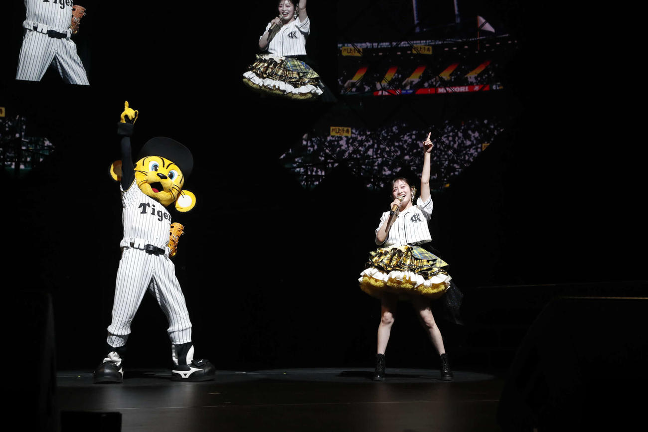 卒業コンサートを開催したNMB48川上千尋（右）と祝福に駆けつけたトラッキー（C）NMB48