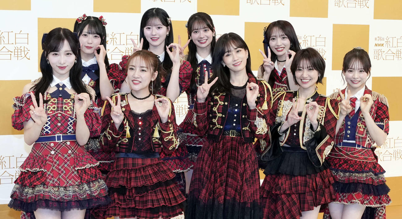 笑顔で写真に納まるAKB48。前列左から小栗有以、高橋みなみ、前田敦子、大島優子、倉野尾成美、後列左から佐藤綺星、八木愛月、伊藤百花、向井地美音（撮影・小島史椰）