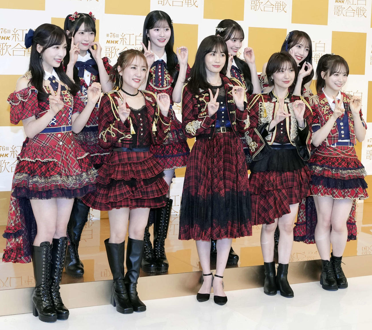 笑顔で写真に納まるAKB48。前列左から小栗有以、高橋みなみ、前田敦子、大島優子、倉野尾成美、後列左から佐藤綺星、八木愛月、伊藤百花、向井地美音（撮影・小島史椰）
