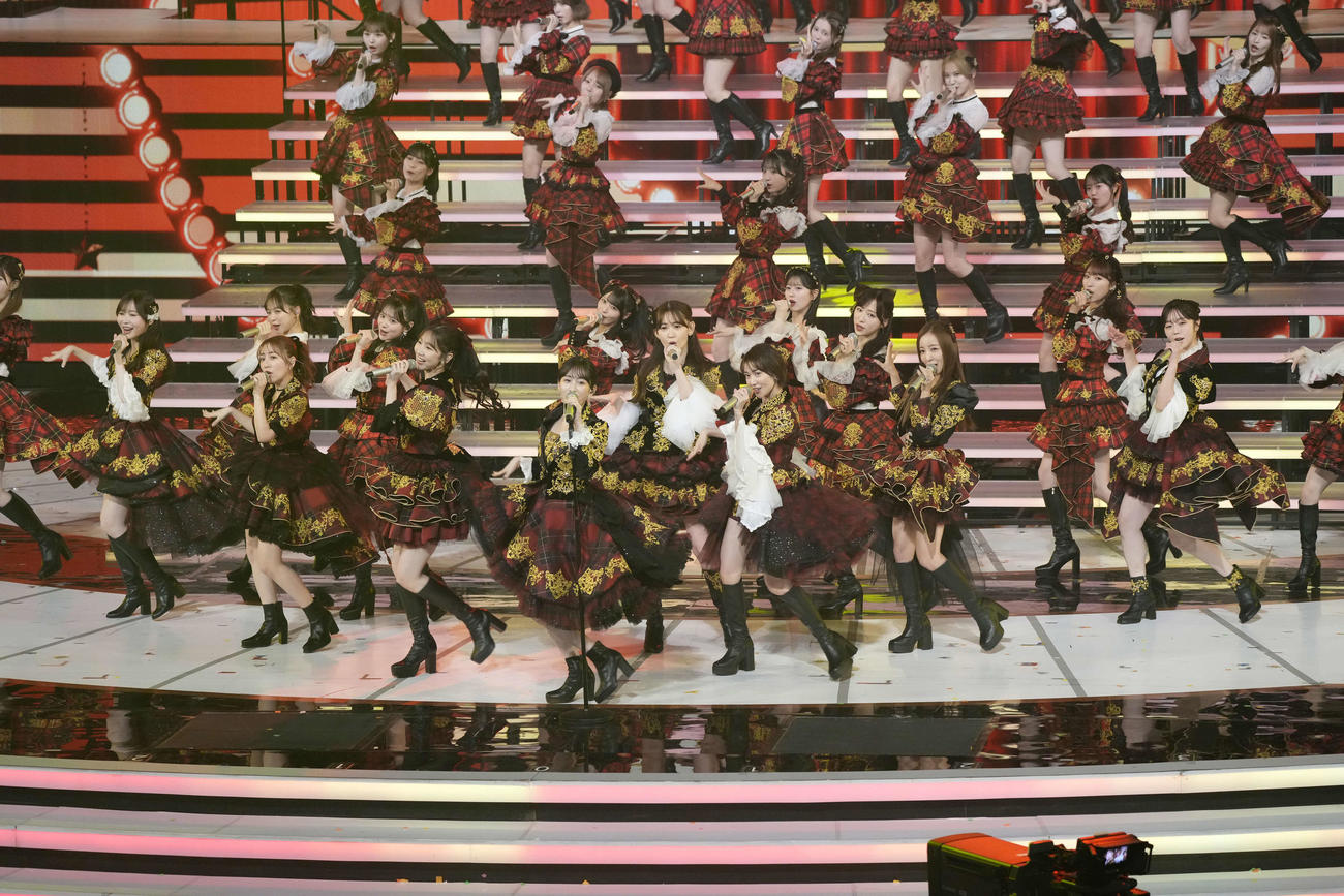 AKB48の20周年スーパーヒットメドレーを熱唱する前田敦子（中央）ら（撮影・小島史椰）