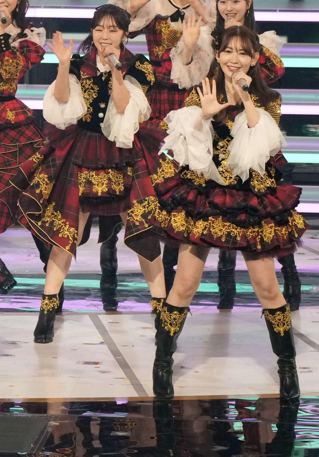 AKB48の20周年スーパーヒットメドレーを熱唱する峯岸みなみ（左）と小嶋陽菜ら（撮影・小島史椰）