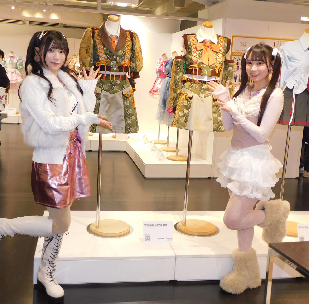 「Karma」の衣装を前に笑顔を見せるSKE48河村優愛（左）と大村杏（右）（撮影・寺本吏輝）