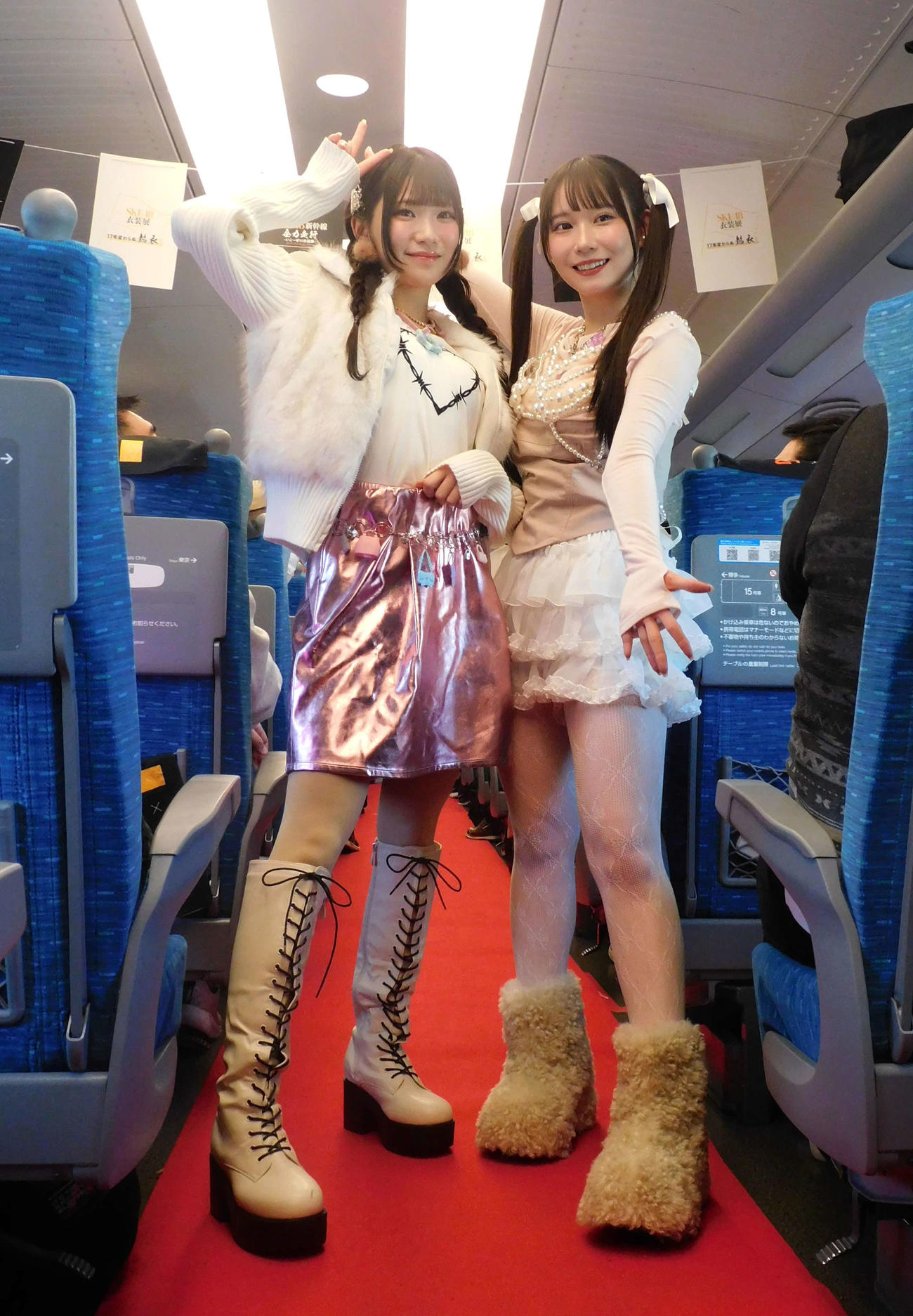 「SKE48新幹線全力走行－いこーぜ!!!衣装展－」に参加したSKE48大村杏（右）と河村優愛（左）（撮影・寺本吏輝）