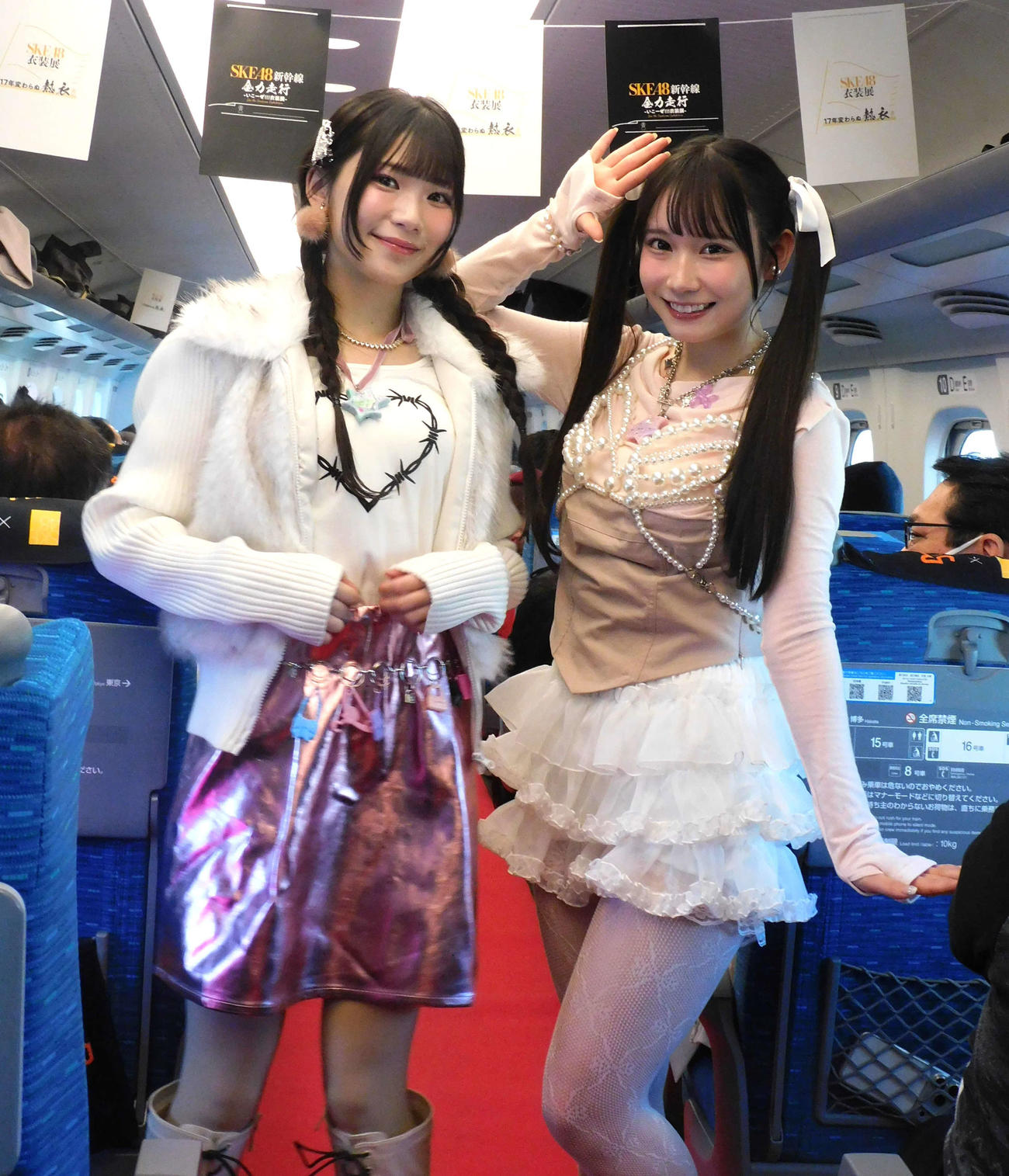 「SKE48新幹線全力走行－いこーぜ!!!衣装展－」に参加したSKE48大村杏（右）と河村優愛（左）（撮影・寺本吏輝）