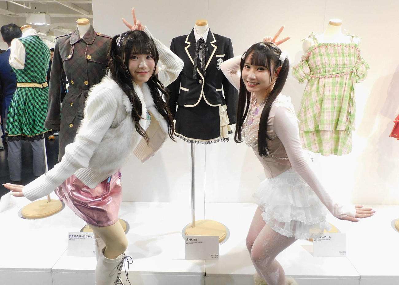 「制服の芽」公演の衣装の前でポーズを取るSKE48河村優愛（左）と大村杏（右）（撮影・寺本吏輝）