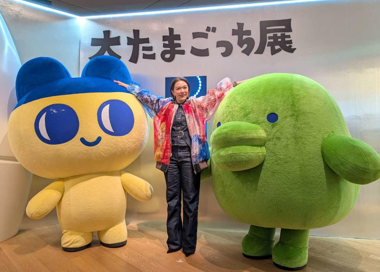 「30周年記念　大たまごっち展」でまめっち（左）とくちぱっち（右）と対面した村重杏奈