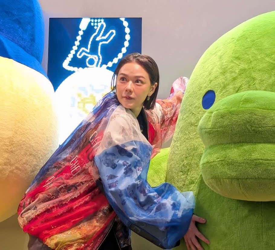 「30周年記念　大たまごっち展」でくちぱっちと対面した村重杏奈（（C）BANDAI）