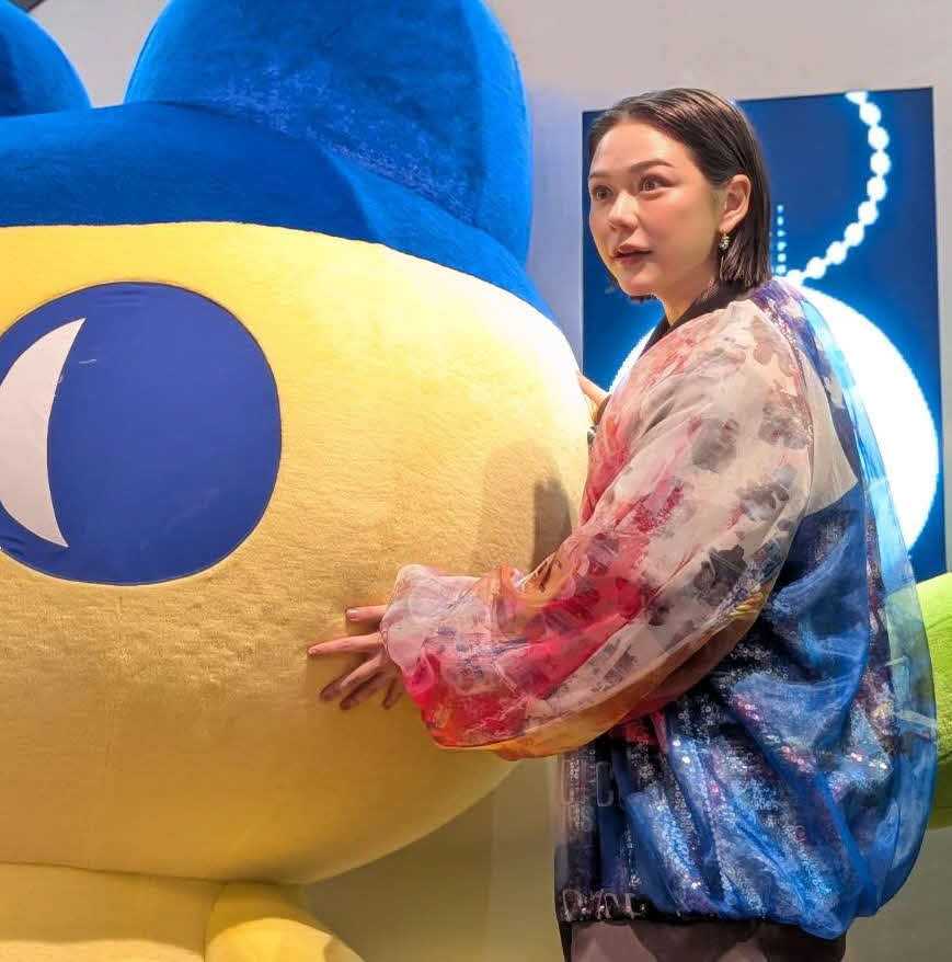 「30周年記念　大たまごっち展」でまめっちと対面した村重杏奈（（C）BANDAI）
