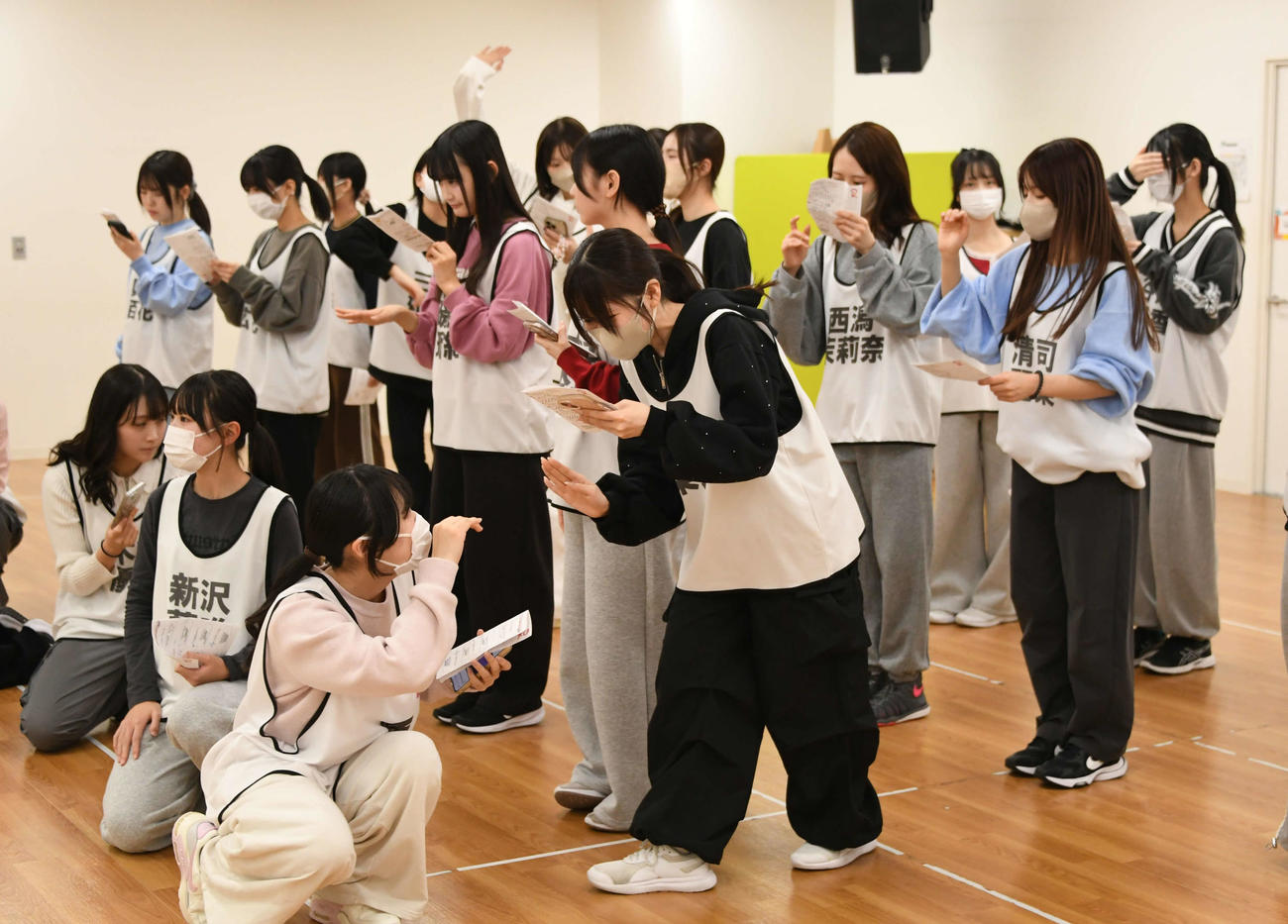 リハーサル中に動きを確認するNGT48のメンバー