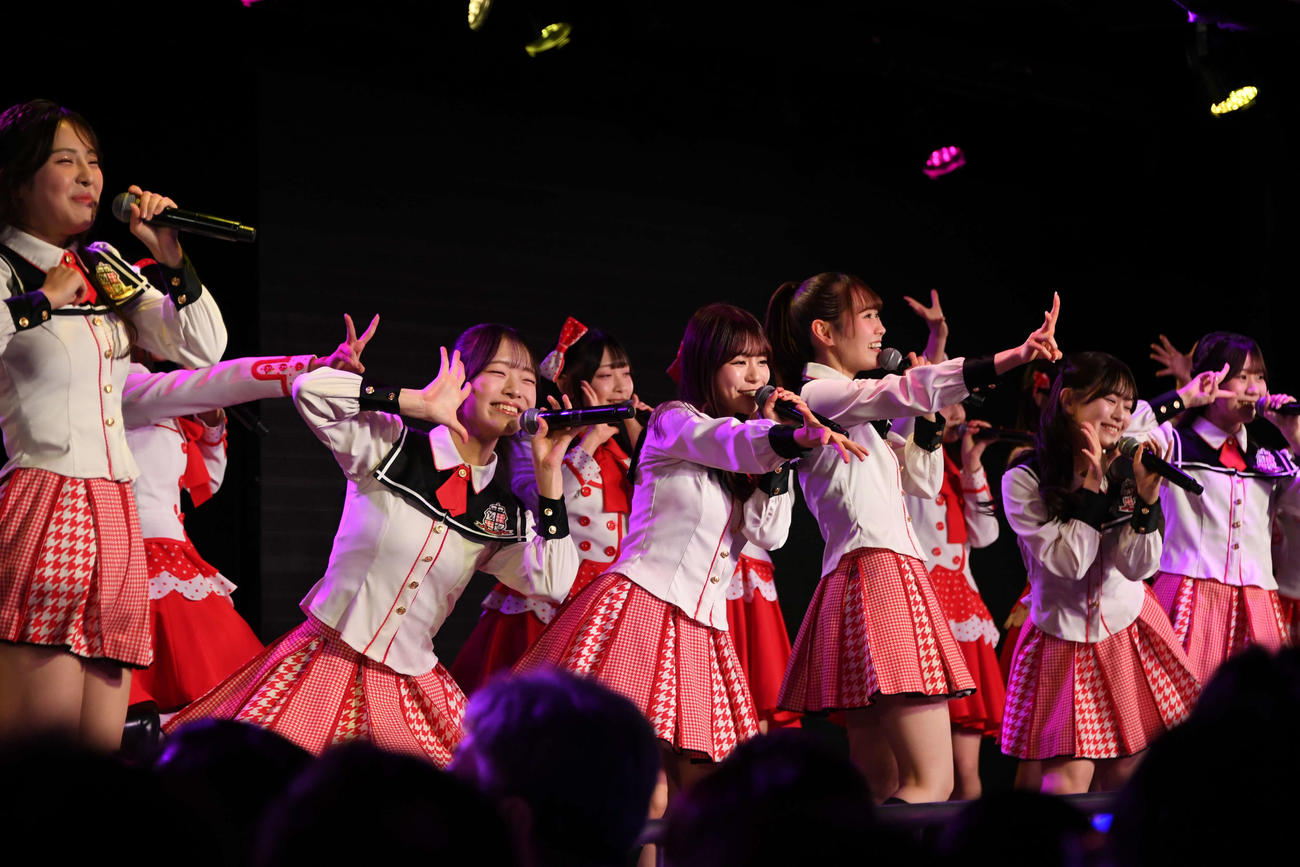 NGT48劇場10周年記念公演でパフォーマンスをするNGT48のメンバー