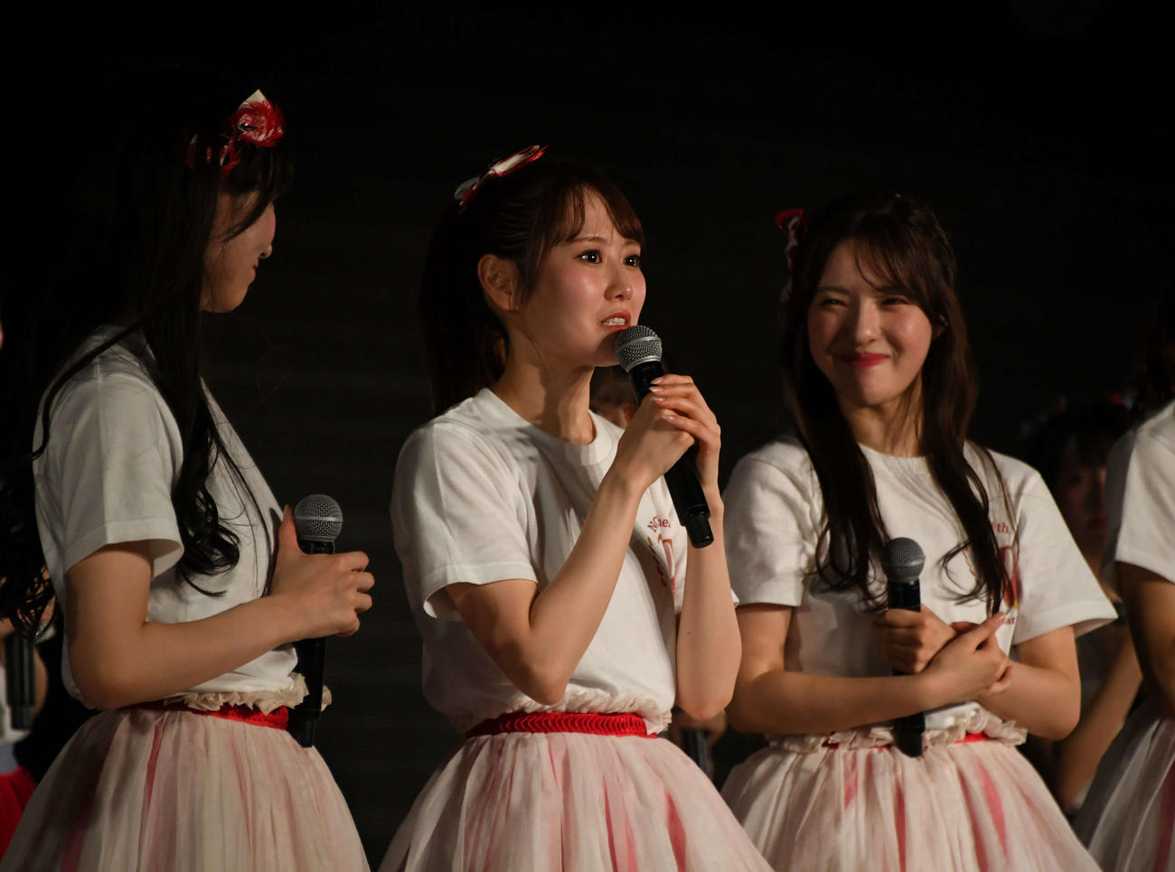 涙を浮かべる西潟茉莉奈（中央）