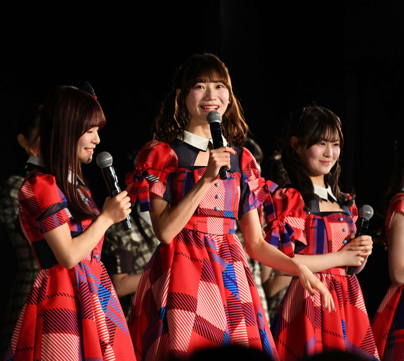 ファンにあいさつをするNGT48の藤崎未夢（中央）
