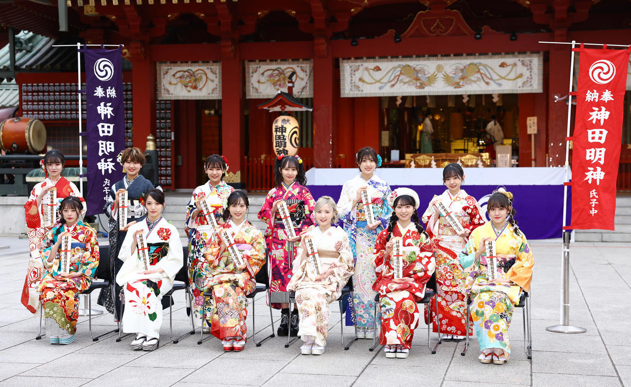 成人式を迎え神田明神で写真に納まるAKB48の新成人たち。前列左から濵咲友菜、下尾みう、小栗有以、本田仁美、山内瑞葵、下口ひなな、後列左から上見天乃、高橋彩香、安田叶、山邊歩夢、蔵本美結、石綿星南（2022年1月撮影）
