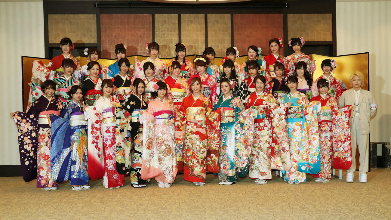 成人式を迎えて振り袖姿で記念撮影を行うAKB48グループメンバー。前列左から二村春香、田野優花、渋谷凪咲、古畑奈和、矢倉楓子、松井珠理奈、兒玉遥、茂木忍、松岡菜摘、渕上舞、木下百花、中列左から鎌田菜月、石田安奈、藤田奈那、須藤凜々花、駒田京伽、吉田朱里、東李苑、村瀬紗英、岡本尚子、田北香世子、馬嘉伶、後列左から佐藤朱、福地礼奈、岡部麟、栗原紗英、村中有基、青木詩織、山本茉央、堀詩音、今田美奈、鵜野みずき（2017年1月撮影）