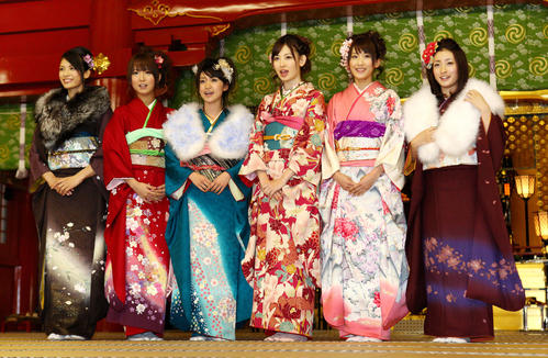 神田明神で振り袖姿を披露したAKB48の今年成人式を迎えたメンバー、左から秋元才加、佐藤由加理、大島優子、小嶋陽菜、小原春香、梅田彩佳(2009年1月撮影)