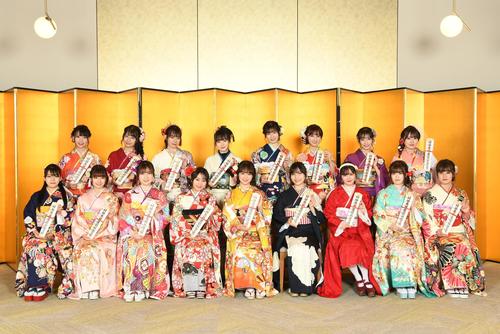 成人式を行ったAKB48新成人メンバー。前列左から高岡薫、橋本陽菜、永野芹佳、坂口渚沙、倉野尾成美、福岡聖菜、佐藤妃星、武藤小麟、前田彩佳、後列左から尾上美月、鈴木優香、服部有菜、横山結衣、浅井七海、長友彩海、黒須遥香、山根涼羽