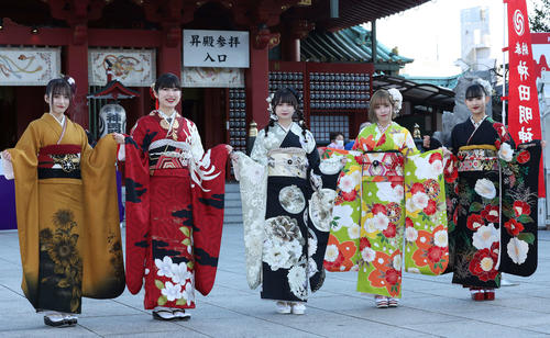 晴れ着姿で写真に納まるAKB48の、左から平田侑希、吉田華恋、山田杏華、平野ひかる、歌田初夏(2023年1月撮影)