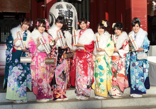 神田明神で晴れ着を披露するAKB48の、左から佐藤夏希、佐藤亜美菜、松井咲子、宮澤佐江、中田ちさと、片山陽加、松原夏海(2011年1月撮影)