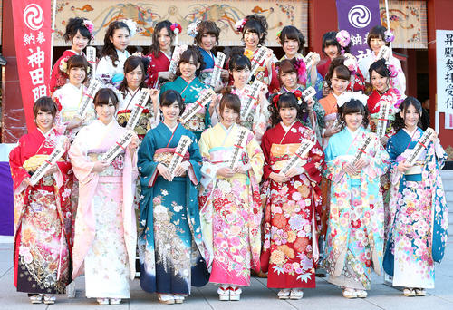 成人式を迎え晴れ着でポーズを取る、前列左から小谷里歩、岩佐美咲、武藤十夢、川栄李奈、多田愛佳、岩永亞美、上西恵、中列左から小嶋菜月、斉藤真木子、坂口理子、岩立沙穂、山内鈴蘭、小笠原茉由、加藤るみ、後列左から大段舞衣、岸野里香、井尻晏菜、上枝恵美加、山岸奈津美、河野早紀、山田麻莉奈、太田奈緒(2015年1月撮影)