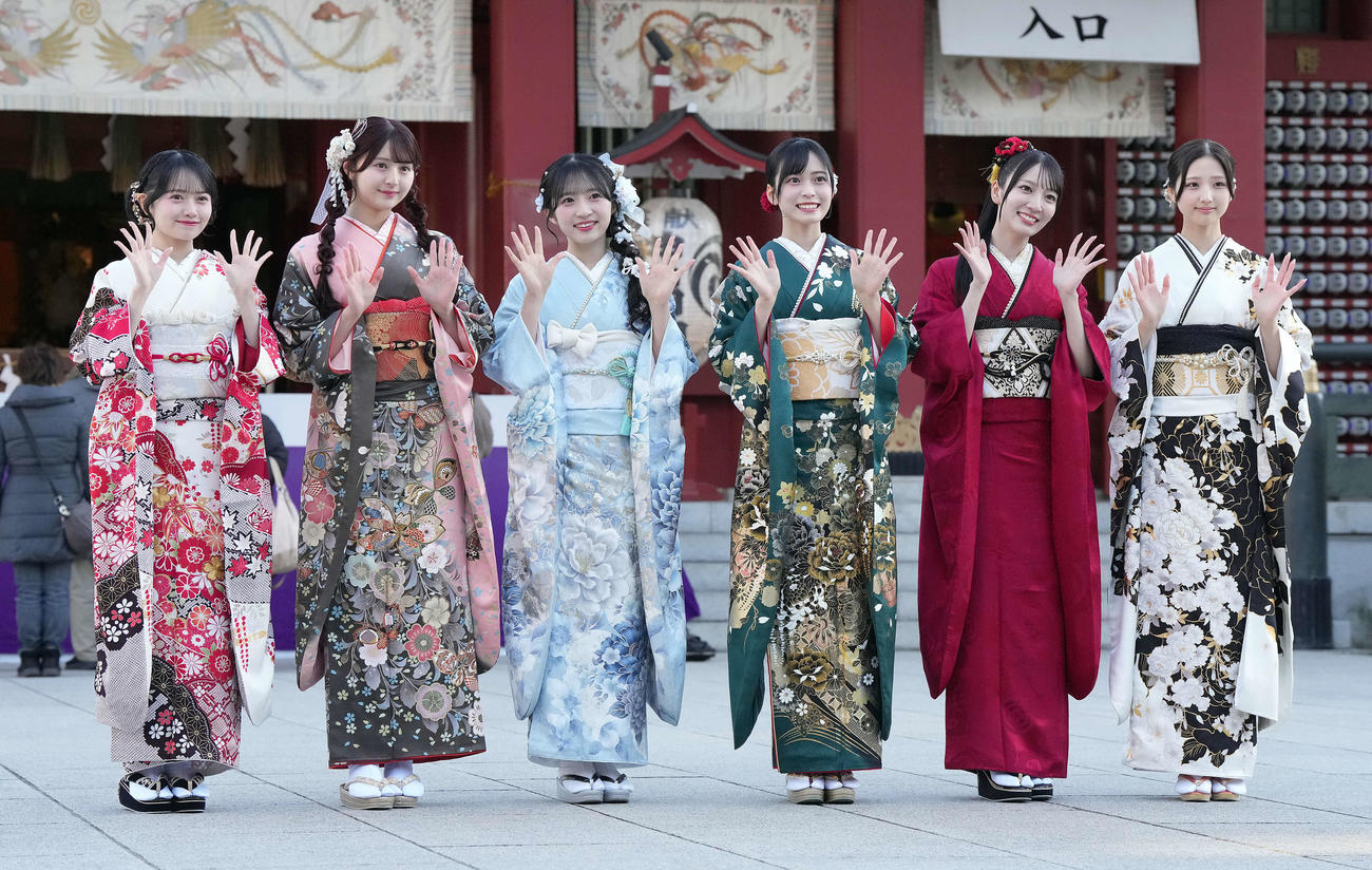 笑顔で記念撮影に納まるAKB48のメンバー。左から花田藍衣、久保姫菜乃、秋山由奈、新井彩永、工藤華純、迫由芽実（撮影・たえ見朱実）