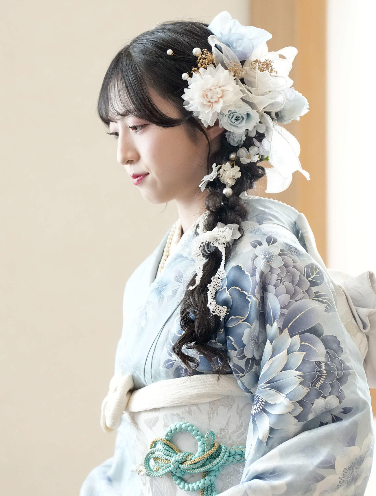 華やかな髪留めを付ける秋山由奈（撮影・たえ見朱実）