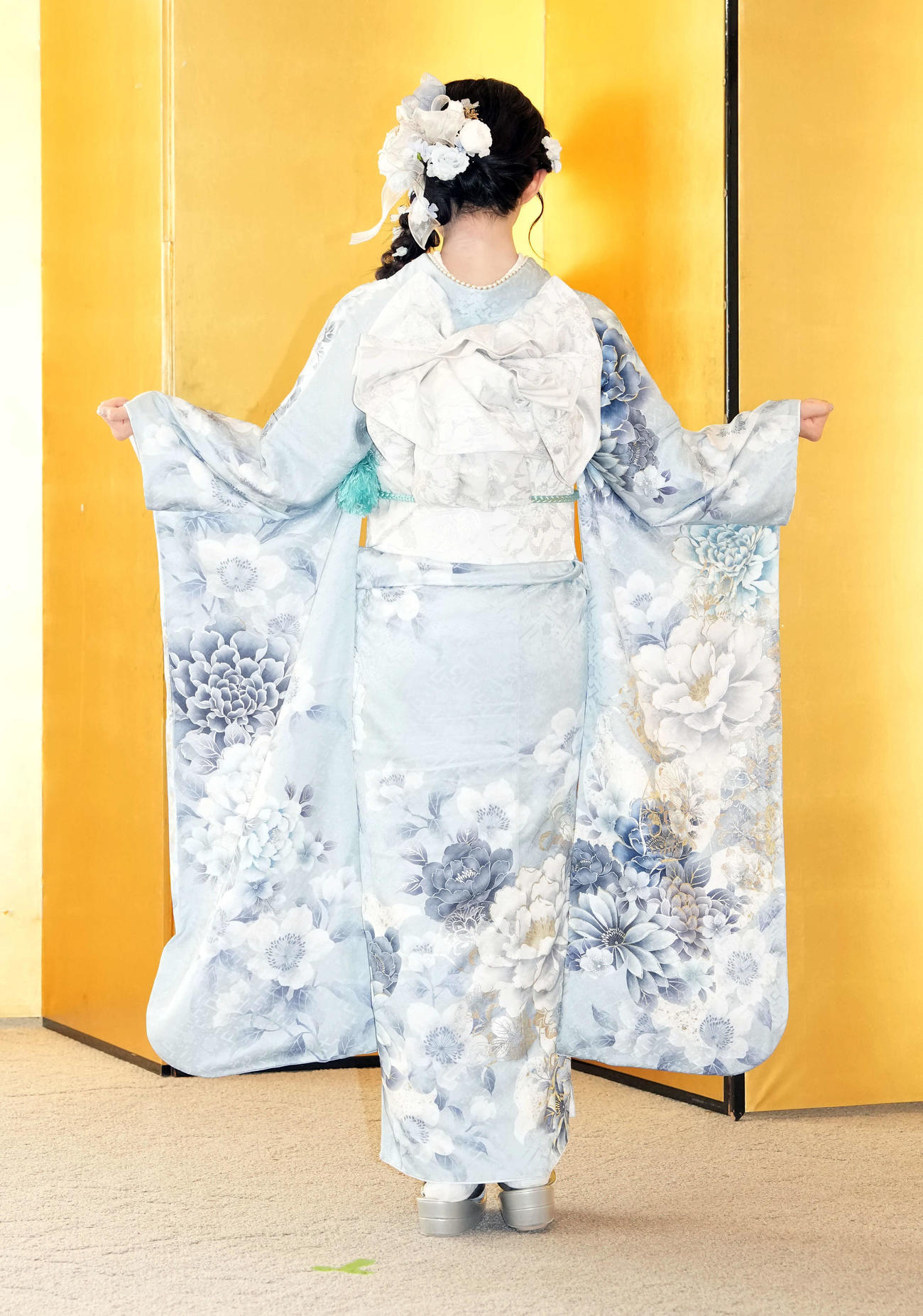振り袖を見せる秋山由奈（撮影・たえ見朱実）