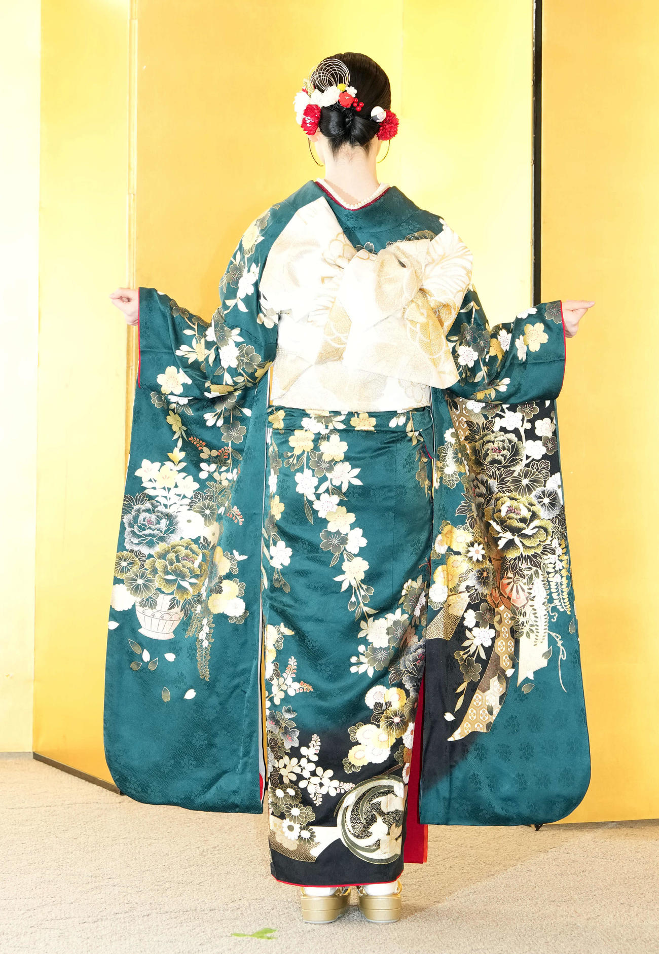 振り袖を見せる新井彩永（撮影・たえ見朱実）