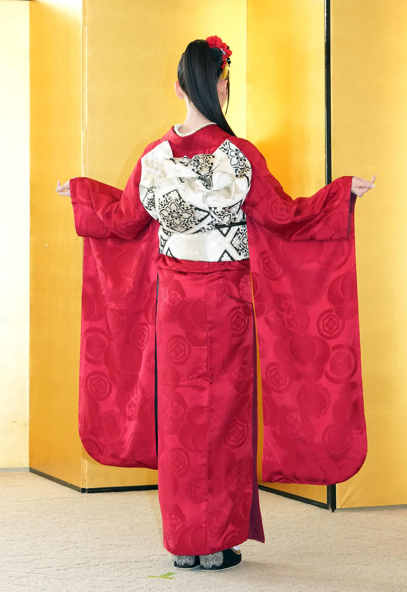 振り袖を見せる工藤華純（撮影・たえ見朱実）