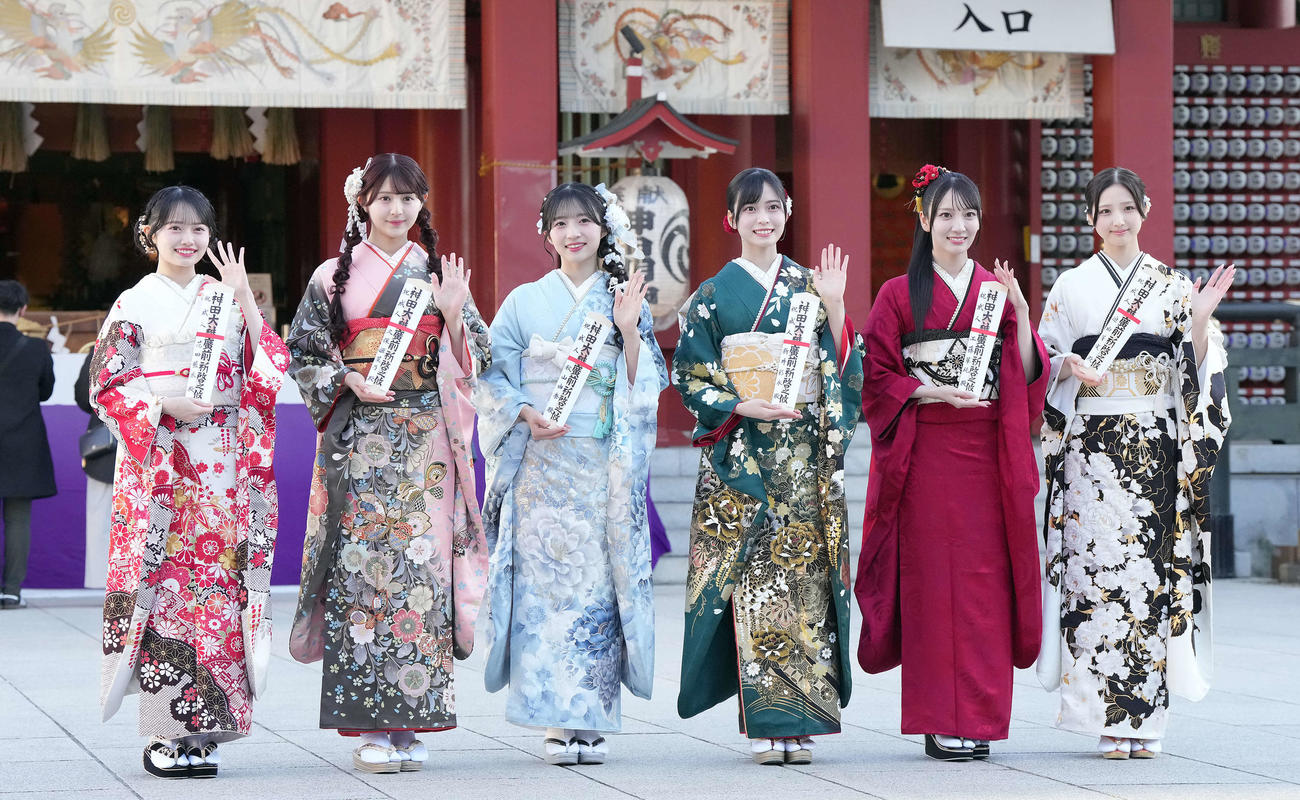 笑顔で記念撮影に納まるAKB48のメンバー。左から花田藍衣、久保姫菜乃、秋山由奈、新井彩永、工藤華純、迫由芽実（撮影・たえ見朱実）