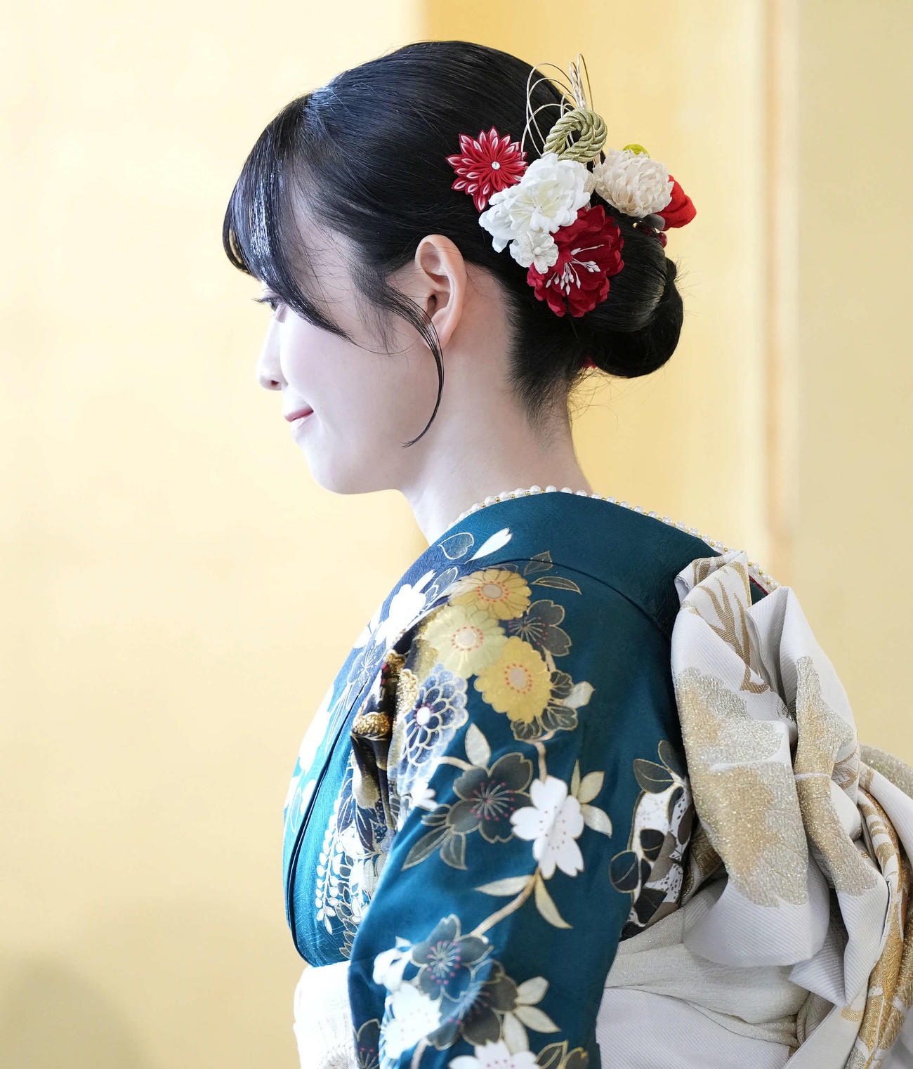 華やかな髪留めを付ける新井彩永（撮影・たえ見朱実）