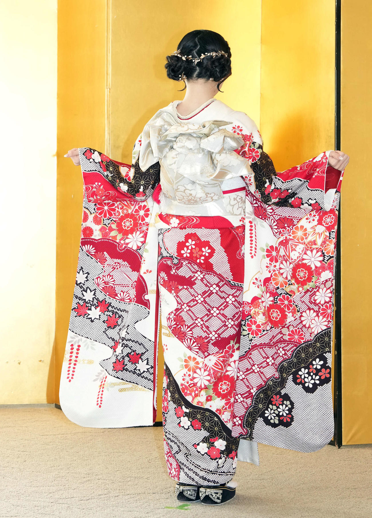 振り袖を見せる花田藍衣（撮影・たえ見朱実）