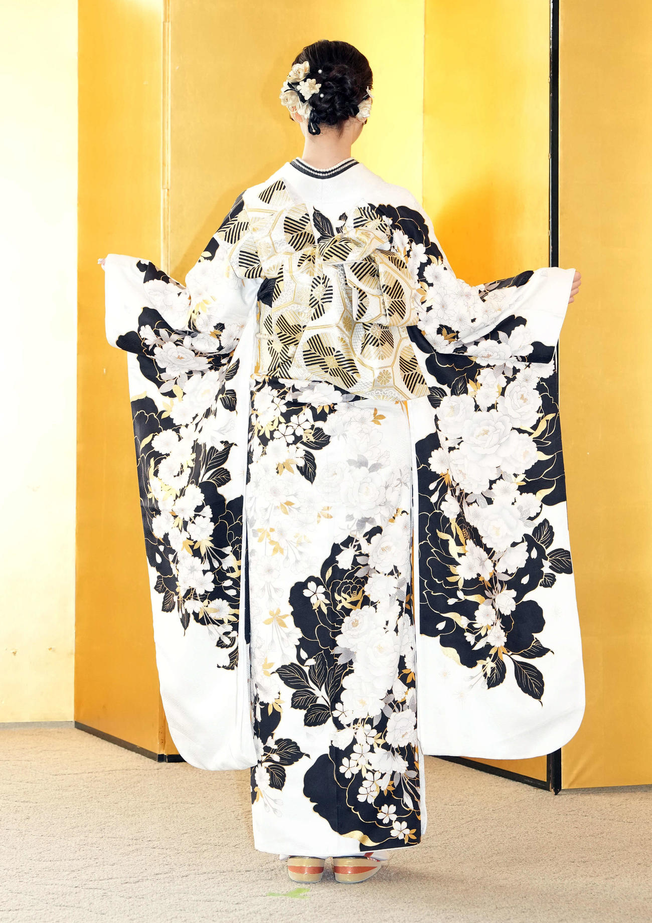 振り袖を見せる迫由芽実（撮影・たえ見朱実）