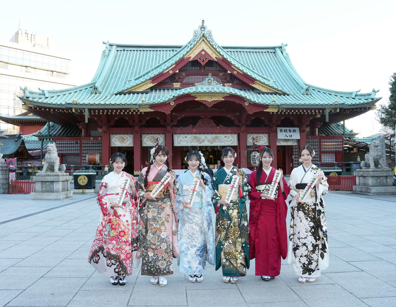 笑顔で記念撮影に納まるAKB48のメンバー。左から花田藍衣、久保姫菜乃、秋山由奈、新井彩永、工藤華純、迫由芽実（撮影・たえ見朱実）